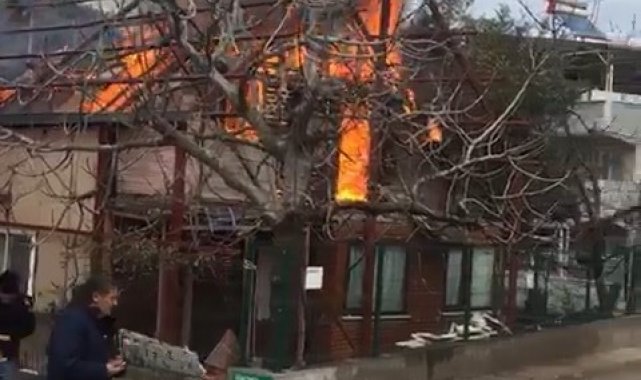 Ahşap ev alevlere teslim oldu