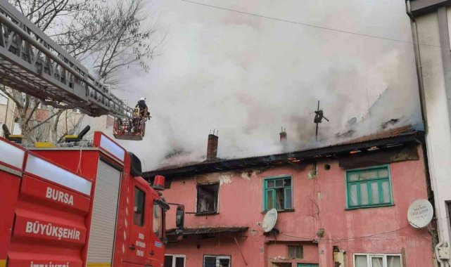 Ahşap evde çıkan yangın mahalle sakinlerini sokağa döktü