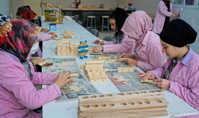 Ahşap hediyelik eşya atölyesinde yeni dönem başladı