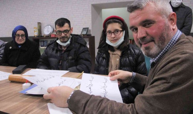 Aile boyu Hüsn-i hat Kursu&#039;na katılıyorlar