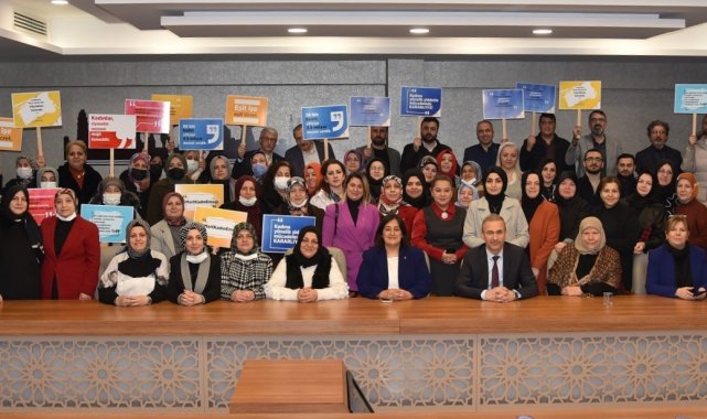 AK Parti Bursa İl Kadın Kolları Başkanı Emel Gözükara Durmaz: &quot;Kadın-erkek omuz omuza büyük Türkiye&#039;yi inşa edeceğiz&quot;