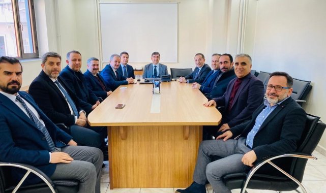 AK Parti heyeti sağlıkçıları yalnız bırakmadı