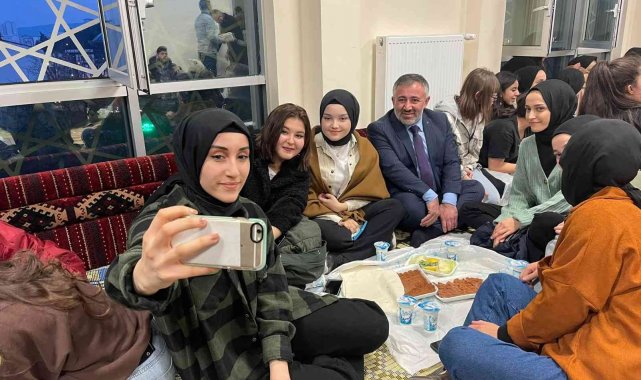 AK Parti yeni seçmenle bir araya geldi