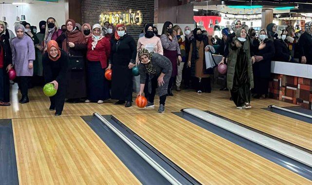 AK Partili kadınlar Bowling Turnuvası'nda hünerlerini sergiledi