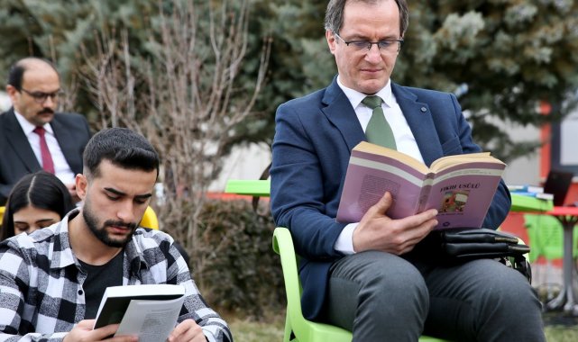 Akademisyenler ve öğrenciler kitap okuma etkinliğinde buluştu