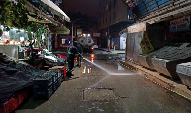 Akdeniz Belediyesi ekipleri, günde 400 ton çöp topluyor