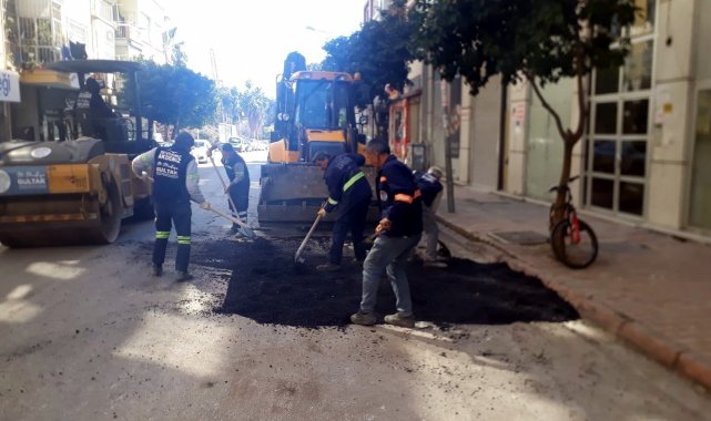 Akdeniz'de yol, asfalt ve kaldırım yenileme çalışmaları sürüyor