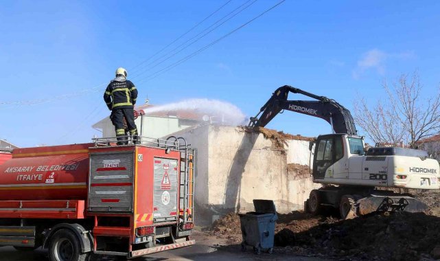 Aksaray Belediyesi metruk binaları yıkıyor