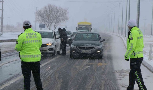 Aksaray - Konya Yolu kar yağışı tipi ve buzlanma nedeniyle trafiğe kapatıldı