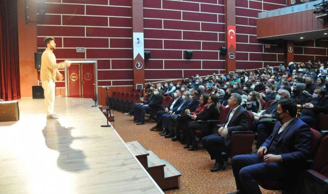 Akşehir&#039;de tek kişilik tiyatro oyunu ilgi gördü