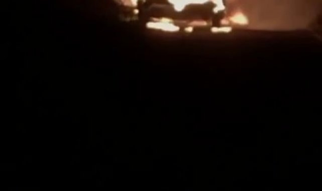 Alev topuna dönen kamyonetten geriye demir yığınları kaldı