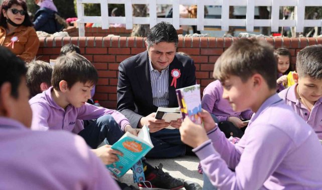 Aliağa'da ilçe protokolü öğrencilerle birlikte kitap okudu