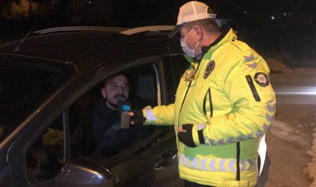 Alkol uygulamasına kendi alkolmetre aparatıyla girdi