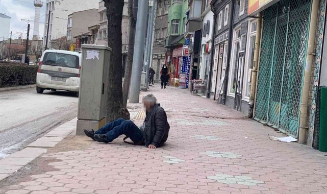 Alkolden kaldırım üzerinde sızıp kaldı, kimse umursamadı