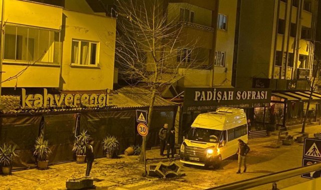 Alkollü sürücüyü kafeye girmekten beton saksılar ve direk durdurdu