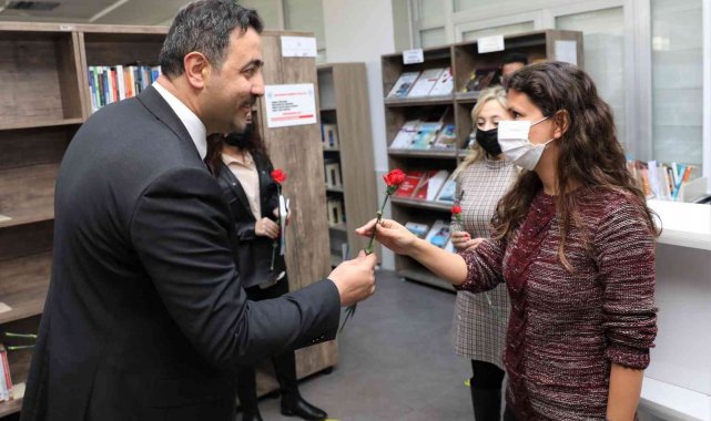 ALKÜ'DE kadın personele karanfil