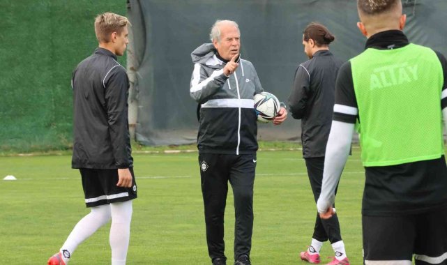 Altay'a teknik direktör dayanmıyor