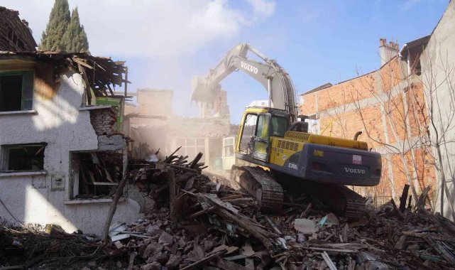 Altıeylül'de metruk yapılar yıkılıyor