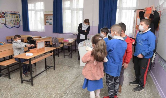 Altındağ'da okullara Karagöz-Hacivat seti