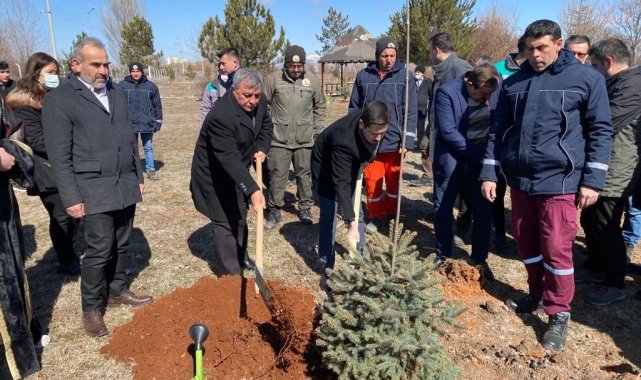 Altıntaş MYO'da ağaç dikim etkinliği