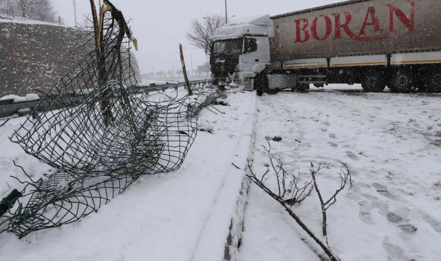 Amasya'da karlı yolda tır kontrolden çıktı, uzun araç kuyruğu oluştu