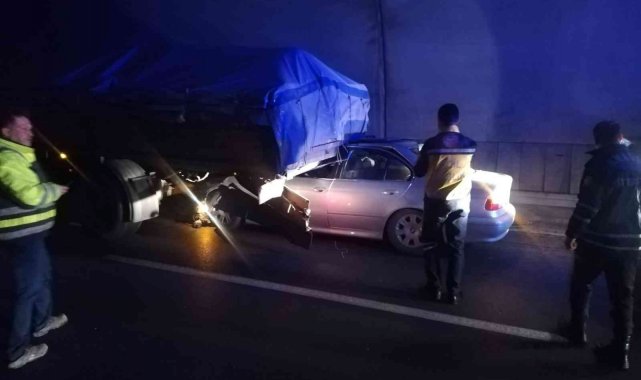 Amasya'da otomobil tıra arkadan çarptı: 2 yaralı