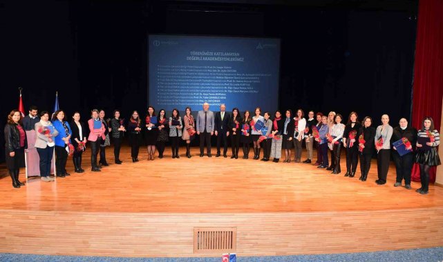 Anadolu Üniversitesi&#039;nde 40 bilim kadınına ödül dağıtıldı