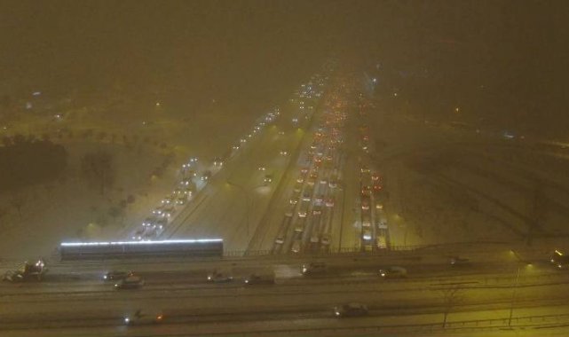 Anadolu Yakası'nda E-5'te mahsur kalan araçlar havadan görüntülendi