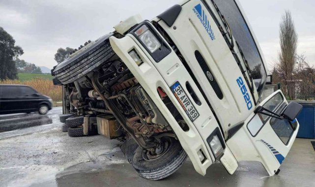 Ani dönüş yapmak isteyince, malzeme yüklü kamyon devrildi