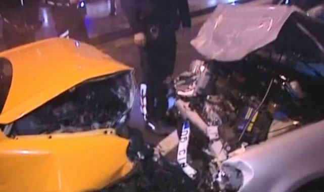 Ankara'da polisin "dur" ihtarına uymayan sürücü ters yönde ilerleyen başka bir otomobille kafa kafaya çarpıştı: 1 yaralı