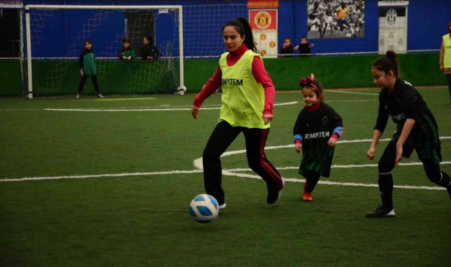 Anneler, futbolcu kızları için yeşil sahada ter döktü