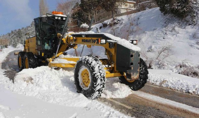 Antalya Büyükşehirden Alanya, Gündoğmuş ve İbradı'da kar temizleme çalışması