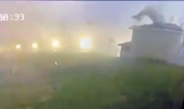 Antalya'da hortum lüks villanın çatısını uçurdu