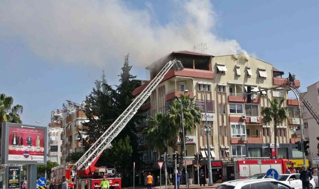 Antalya'da mahalleyi dumana boğan yangın