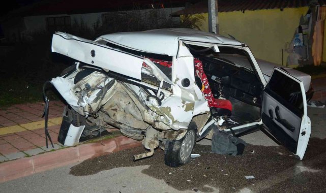 Antalya&#039;da otomobil park eden araca çarptı: 1&#039;i ağır 4 yaralı