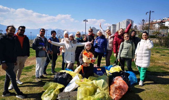 Antalya'da Rus ve Ukraynalılar birlikte çöp topladı