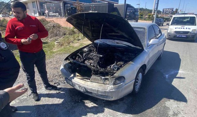 Antalya&#039;da seyir halindeki otomobil yandı