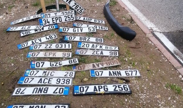 Antalya'da yağmurda kaybolan plakalar refüjde sergilendi