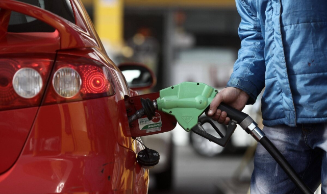 Araç sahipleri dikkat ! Benzin ve motorine gece yarısı zam geldi..