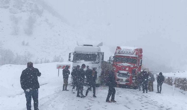 Araçlar karlı yolda mahsur kaldı