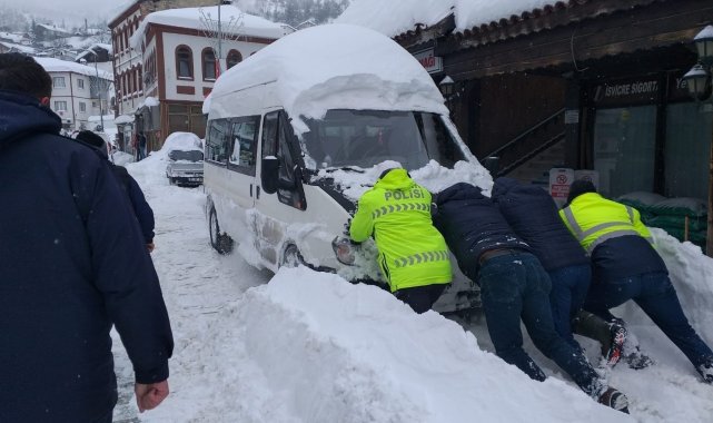 Araçları yolda kalan vatandaşların yarımına polis ekipleri koştu