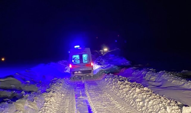 Ardahan'da kardan mahsur kalan 3 hasta 4 saatlik çalışmayla hastaneye ulaştırıldı