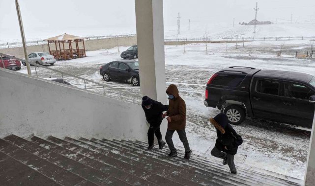 Ardahan&#039;da köy yolları kapandı, Posof ilçesinde okullar tatil edildi