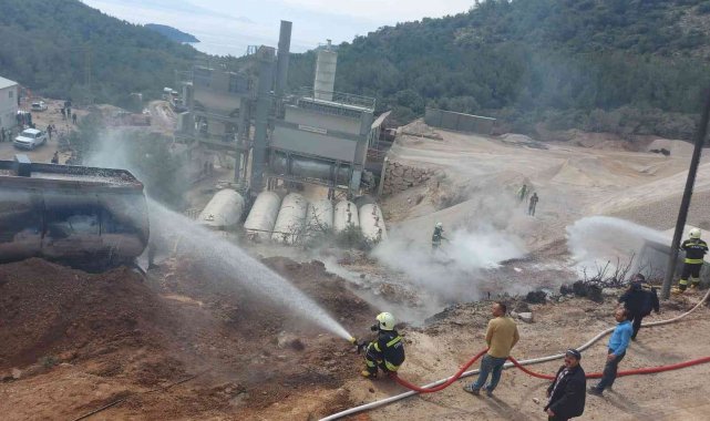 Asfalt malzemesi yüklü tankerdeki yangın söndürüldü