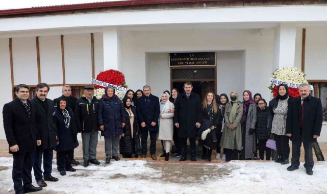 Aşık Veysel kabri başında anıldı