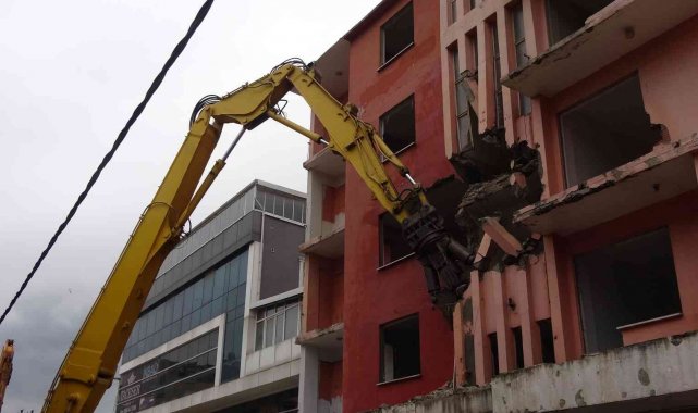 Asrın felaketinden izler taşıyan binalar yıkılıyor