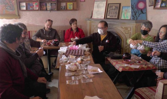 Ata tohumlarını önce üretiyorlar, sonra paylaşıyorlar