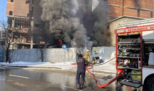 Ataşehir'de işçilerin kaldığı konteyner baraka alev alev yandı