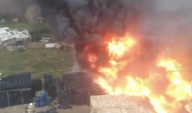 Ataşehir&#039;de plastik geri dönüşüm deposu alev alev yandı