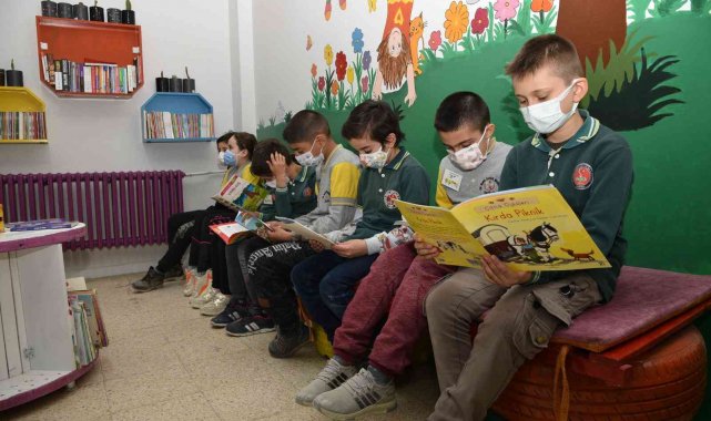 Atık malzemeler okula kütüphane oldu